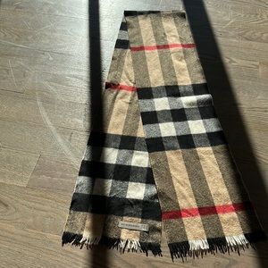 Preowned Women’s Burberry scarf 100% cashmere